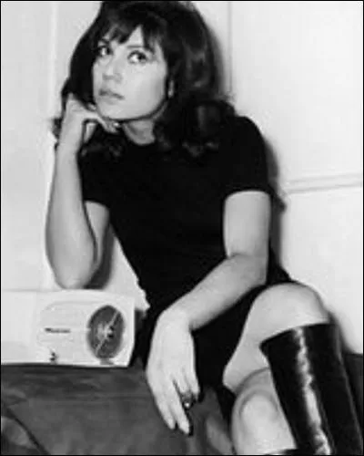 Durant l'émission Télé Dimanche (en 1964), Noële Noblecourt fait scandale : on voit ses genoux ! Elle est alors licenciée par la chaîne de télévision. N'y avait-il pas une autre raison ?