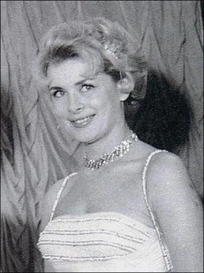 Enfin, voici la plus belle des "Jacqueline", qui eut une fin si tragique. Je vous demande son nom de famille, qui est resté dans nos mémoires de petits garçons un petit peu éblouis par sa beauté.