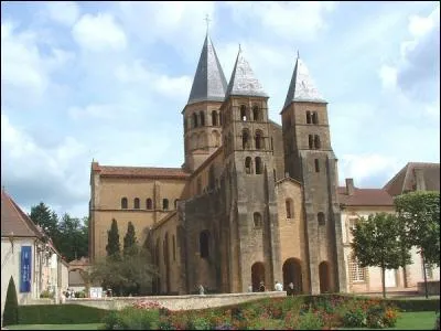 Dans quel département se trouve la ville de Paray-le-Monial ?