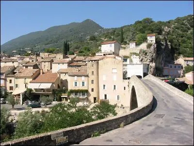 Votre ami Xavier vous a envoyé une belle carte postale de la ville de Nyons où il est pour son travail, dans quel département est-il ?