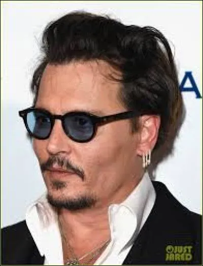 Faire le tour de cet homme brillant en dix questions n'est pas une mince affaire étant donné que l'on voudrait en mettre bien plus. Malgré tout, ce quiz doit se finir.
Cette photo a été prise en...