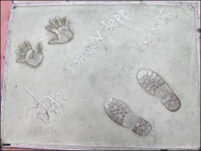 Il inaugure ses empreintes dans le Groman's Chinese Théâtre, à Los Angeles.
Oui, mais quand ?