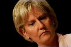 Nadine Morano poursuit une internaute qui a crit 'Hou la menteuse' sur Dailymotion. Pourquoi porte-t-elle plainte?