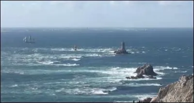 Passage maritime du sud de la mer d'Iroise, entre l'île de Sein et la pointe du... , dans le Finistère. Comment s'écrit-il ?