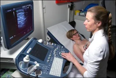 Quel est le nom de la spécialité médicale qui étudie les affections du sein ?