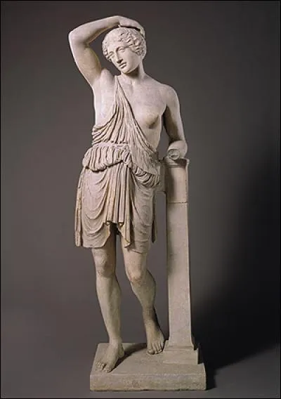 Selon la mythologie grecque, quelles guerrières avaient l'habitude de se couper un sein pour mieux tirer à l'arc ?