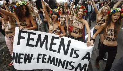 Que revendiquent entre autres les Femen lorsqu'elles apparaissent seins nus en public ?