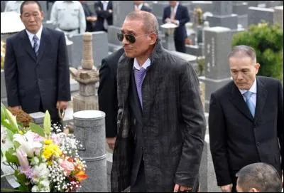 Riche de 6, 6 milliards de $ (estimés), cette organisation japonaise a un statut ----- : comment la nomme-t-on ?