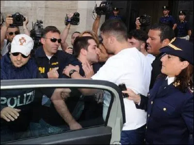 Lors de leur arrestation, les "camorristes" s'embrassent sur la bouche : pourquoi ?