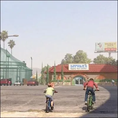 Salut, Belle. Tu es vachement belle. Je suis Ralph, Ralph La Casse. Au fait, je cherche aussi Mickey. Pour le faire rentrer de force dans un jeu vidéo. Pouvez-vous m'aider ? Où est Mickey ?