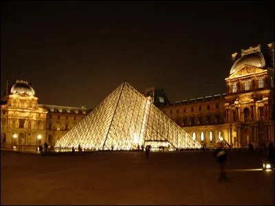 Quel président inaugura la pyramide du Louvre le 30 mars 1989 ?