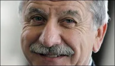 Cet ancien journaliste, homme politique est né le 25 décembre à Libourne. Membre d'Europe Ecologie les Verts, il est maire de Bègles.