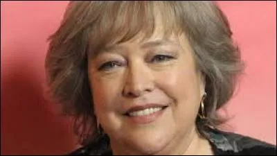 C'est une actrice, réalisatrice et productrice américaine née le 28 juin à Memphis, Tennessee. On la voit dans "Beignets de tomates vertes", dans "Misery". Elle est une actrice très réputée aux USA.