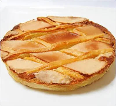 Faite de pâte feuilletée fourrée de crème frangipane avec un glaçage royal, quel est le nom de cette pâtisserie ?