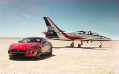 Combien y a-t-il de chevaux dans la Jaguar F-type R ?