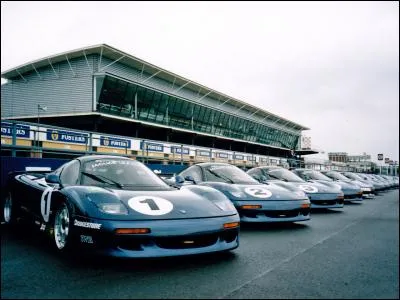 En combien de secondes la Jaguar XJR-15 va-t-elle de 0 à 100 km/h ?