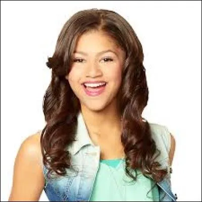 Dans quelle série a-t-elle joué entre novembre 2010 et novembre 2013 ?