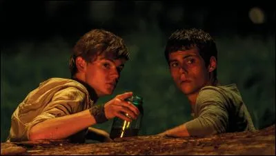 Que dit Newt à Thomas en lui passant l'eau de feu préparée par Gally le soir de la fête en l'honneur de Thomas ?