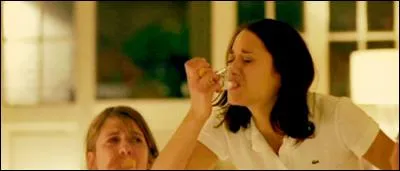 Quel est le titre de ce film où nous voyons Mélanie Laurent et Marion Cotillard s'embrasser, avant une probable scène croustillante dans les blés ?