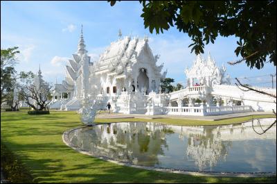 Ce wat du nord de la Thaïlande, surnommé "temple blanc" se trouve à :