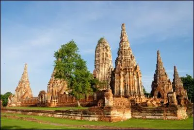 Chiang Rai, Chiang Mai, Sukhothaï, Phitsanulok, Ayutthaya, Thonburi, Bangkok furent des capitales du monde thaï. Ces vestiges dans le style du Bayon de Siam Reap se trouvent à :