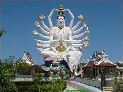 Cette immense statue de Guan Yin, la déesse de la miséricorde et de la compassion, est également considérée comme une déesse de la fertilité. Elle domine l'île de :