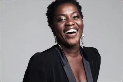 Honneur aux dames ! Celle-ci nous taille un costard, à nous les hommes, de première qualité. Prénommée Claudia, quel est son nom ?