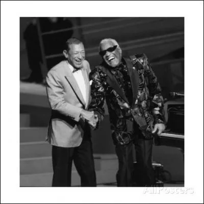 Puisque cité précédemment, impossible de ne pas rendre un hommage ému à cet homme protéiforme (chanteur, guitariste, jazzman reconnu, humoriste...). Avec quelle légende se produit Henri Salvador en 1999 ?