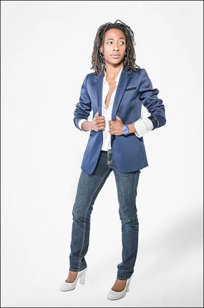 Avec ses costumes de mec, cette jeune dame d'origine franco-ivoirienne pratique un humour du non-sens dépourvu de toute vulgarité. Mais Shirley est aussi une très bonne chanteuse, entre autres ! Quel est son nom ?