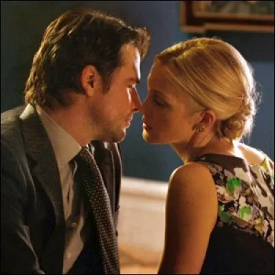 Avec qui la mère adoptive de Chuck se marie-t-elle après le décès de son père ?