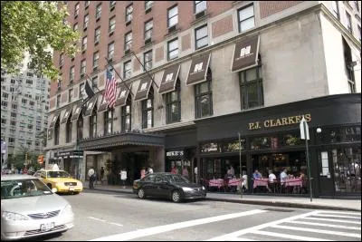 Comment s'appelle l'hôtel de Chuck ?