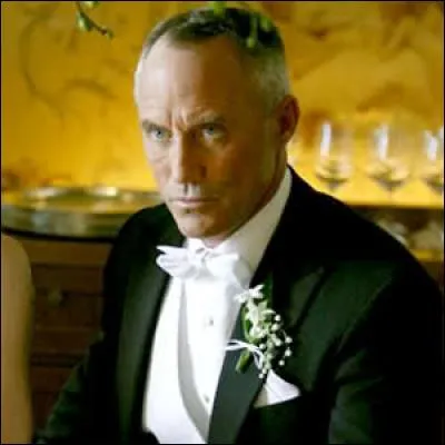 Dans quelle saison Bart, le père de Chuck meurt-il ?