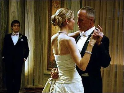 Comment s'appelle la femme avec qui le père de Chuck se marie ?