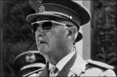 Novembre : Le misérable dictateur Francisco Franco casse sa pipe (enfin ! ). Quel titre portait-il quand il a dirigé l'Espagne ?