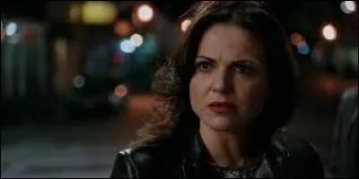 À qui Regina demande-t-elle de l'aide et qu'arrive à faire cette personne ?