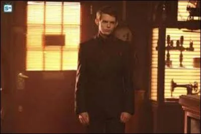 Qui part en dernier lors de l'ouverture dans l'horloge et pourquoi Peter Pan ne réussit-il pas à partir ?