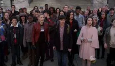 Pourquoi Henry jette-t-il des pièces dans une fontaine en demandant à beaucoup de personnes de faire pareil ?