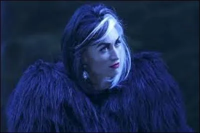 Qui rencontre Cruella en premier ? Et que veut-elle ?