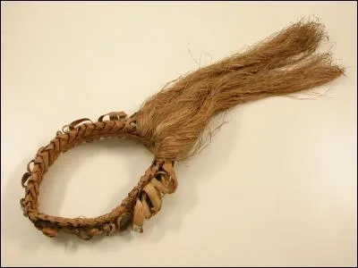 La couronne polynésienne est souvent réalisée avec une fleur qui est l'emblème de la Polynésie française : laquelle ?