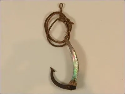 Pourquoi mettre de la nacre sur cet hameçon qui a été trouvé à Auckland ? (2 réponses possibles)