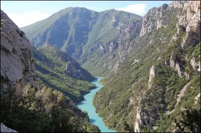 Attirant chaque été des milliers de touristes, c'est, dit-on, le plus beau canyon d'Europe.