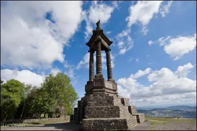 C'est un site antique marqué par la victoire de Vercingétorix contre César.