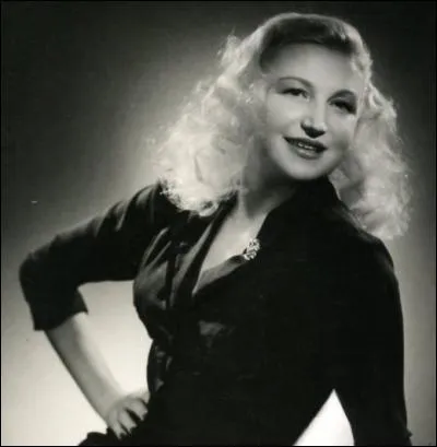 Encore une chanson r&eacute;tro et r&eacute;aliste dont les paroles et la musique s'&eacute;gr&egrave;nent entre messieurs Dubois, Durant et Dupond. Qui est la chanteuse dot&eacute;e d'une si belle voix profonde ?