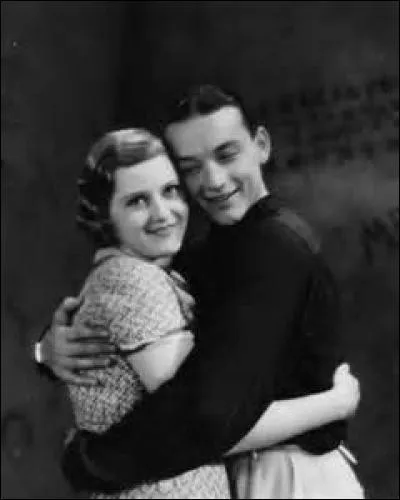 La crise est pass&eacute;e chez lui, alors il dit : "Et quand ma p'tite amie GermaineMe dit : Ce soir, o&ugrave; qu' tu m'emm&egrave;nes ?Je suis fauch&eacute;, je suis fauch&eacute;Je lui r&eacute;ponds : Je vais t'emmener t' coucher ! "Qui est-ce ?