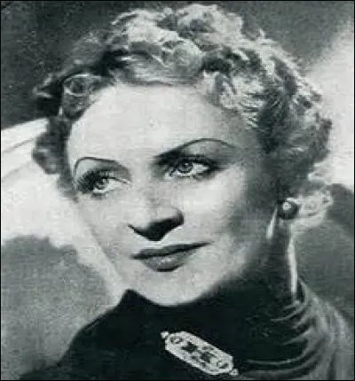 Elle &eacute;tait la chanteuse dans "Le jour se l&egrave;ve" de Marcel Carn&eacute;.