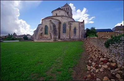 En regardant vers l'est au travers des ars-boutants qui soutiennent les murs de l'abbatiale de Saint-Jouin-de-Marnes, on aperçoit le donjon d'un château célèbre, lequel ?