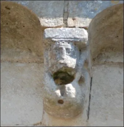 Quelle est la particularité du village de Saint-Pompain ?