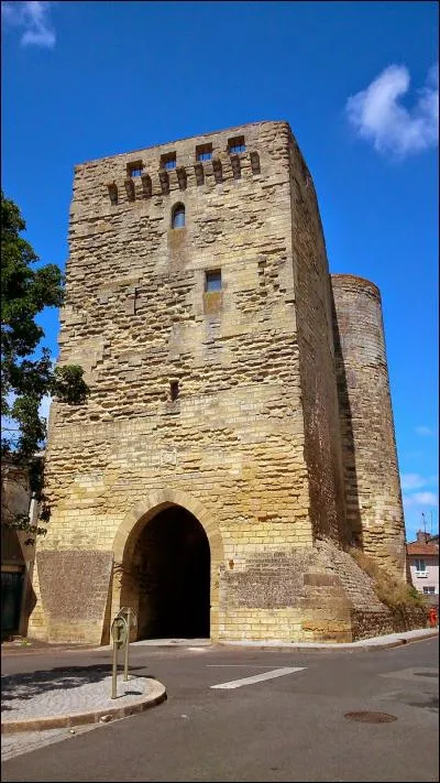 A qui le vicomte de Thouars Amaury de Craon, ouvrit-il les portes de la ville en 1372 ?
