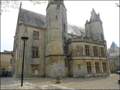 A Melle qu'est-ce que l'hôtel de Ménoc, appelé aussi Evêché, a abrité jusqu'en décembre 2009 ?