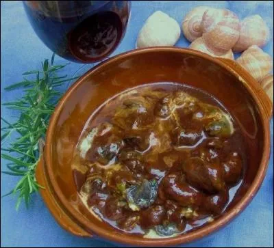 Dans le Marais, on prête vertu de longévité à une recette à laquelle certains ajoutent parfois du jambon de pays et un peu de cognac, quelle est cette recette ?